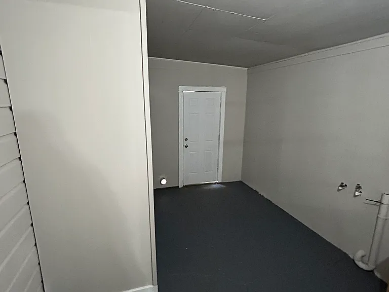 911 E Steiner St — Photo 4