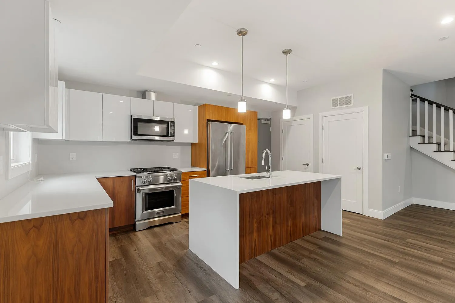 3 bed, 2.5 bath, 1408 sqft, $6,100 — Photo 1