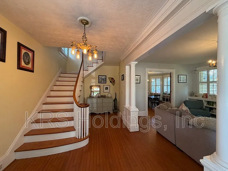 3 bed, 2.0 bath, 1916 sqft, $2,300 — Photo 2