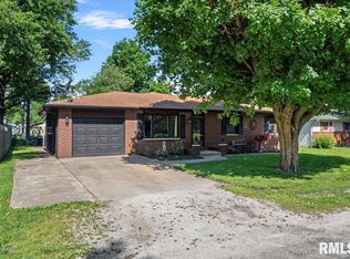 903 7th St, Pawnee, IL 62558