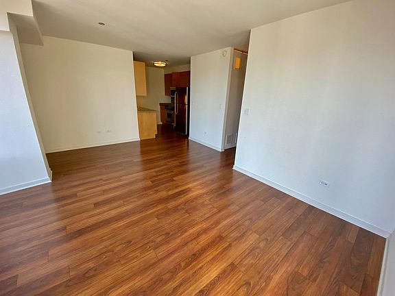 4th image of 414 N Orleans St #512
