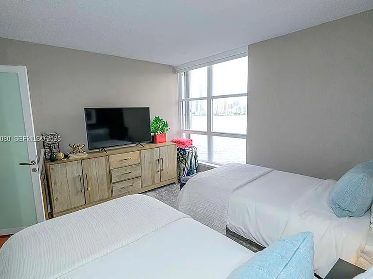 3600 Mystic Pointe Dr #718 — Photo 16