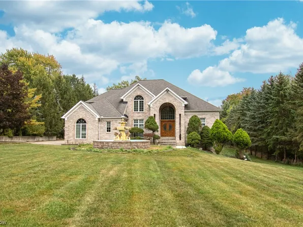 2923 Emerald Lakes Blvd, Willoughby Hills, OH 44092