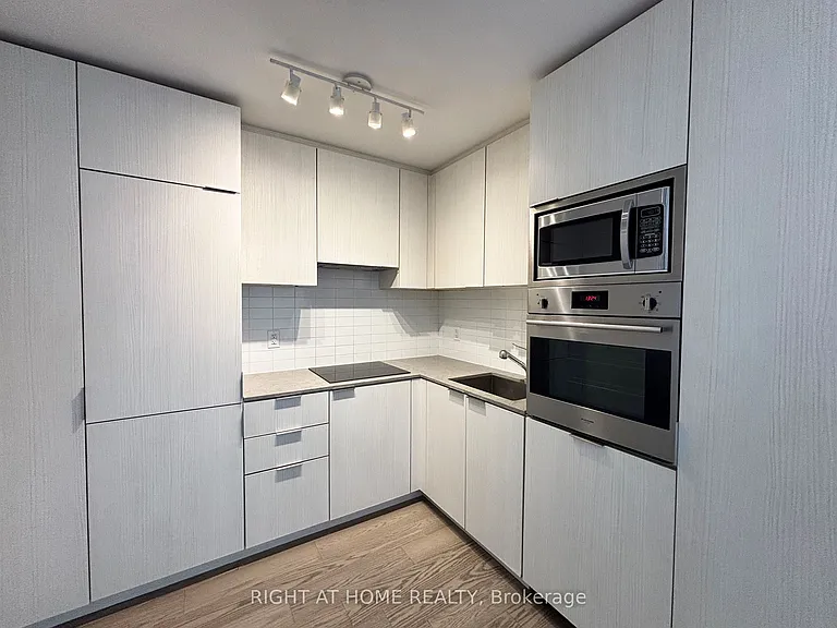 11 Wellesley St W #606 — Photo 4