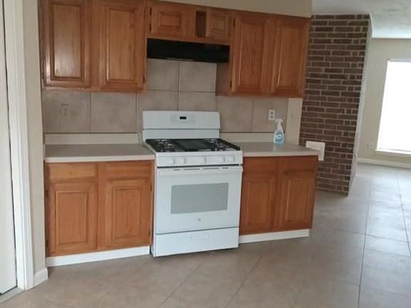 2nd image of 1818 Victoria Ct