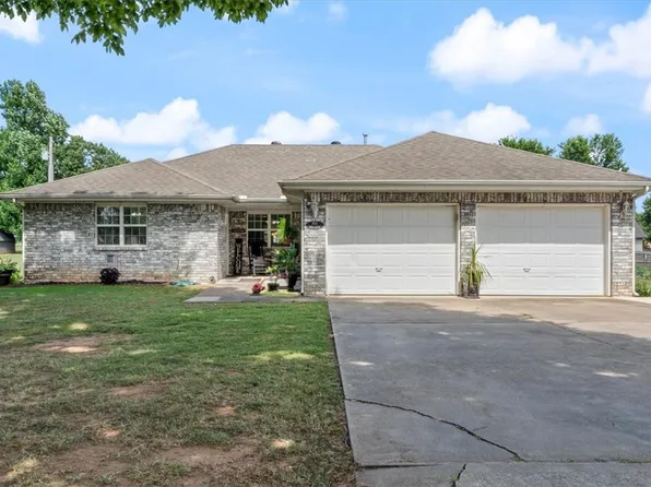 904 N College St, Huntsville, AR 72740