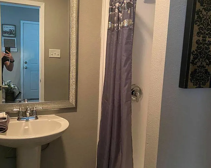 Full Bathroom 1