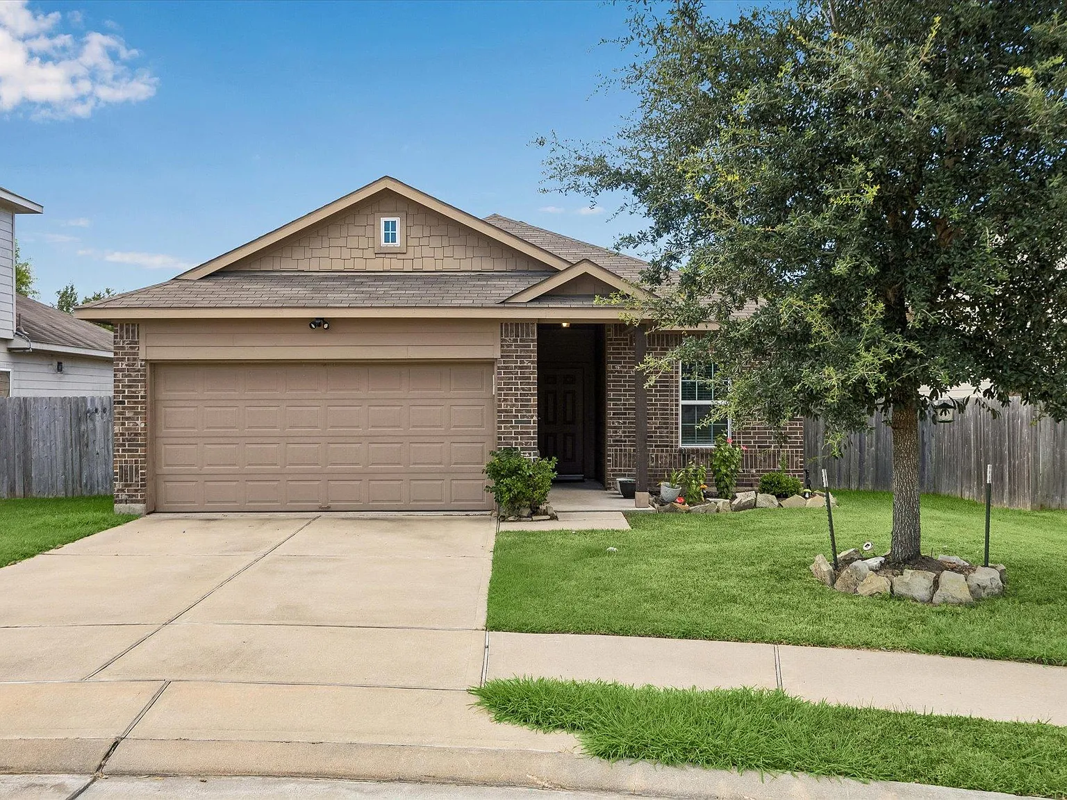 3 bed, 2.0 bath, 1411 sqft, $1,900 — Photo 1