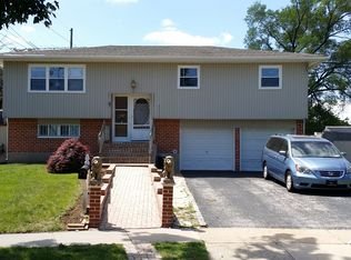 15 Clinton Ln, Hicksville, NY 11801