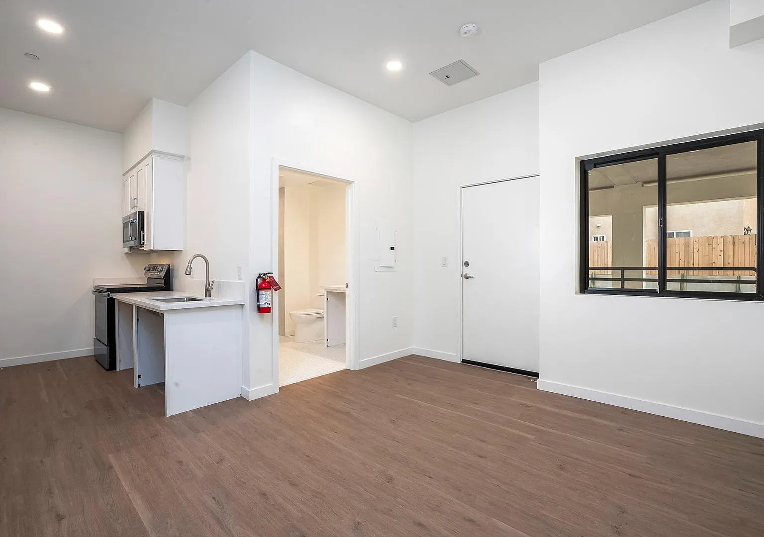 1815 La Siesta Way - 102 — Photo 2