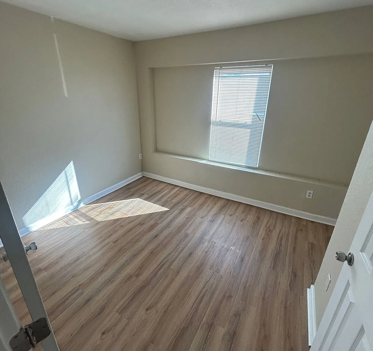 2912-2914 E Linwood Blvd-Reagmar — Photo 3