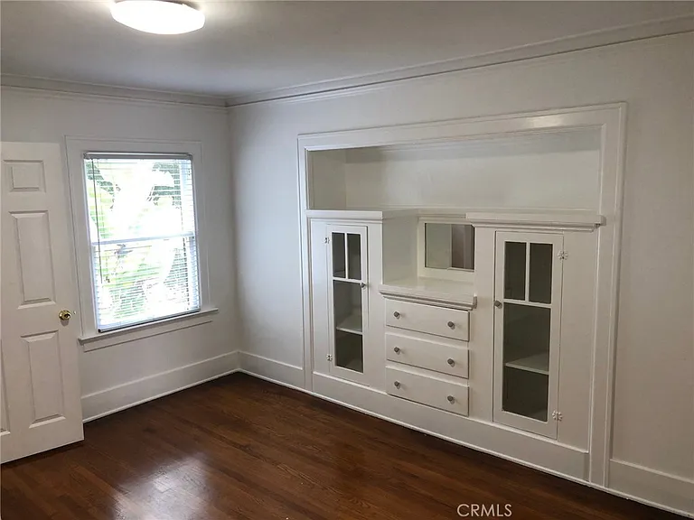 1085 Loma Dr — Photo 5