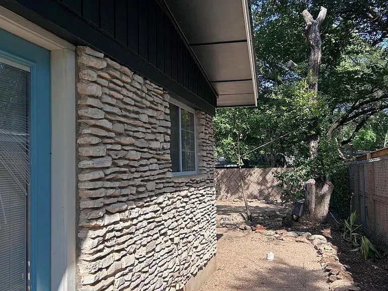 439 Brady Ln — Photo 3