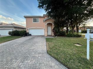 9450 Silver Pine Loop, Fort Myers, FL 33967