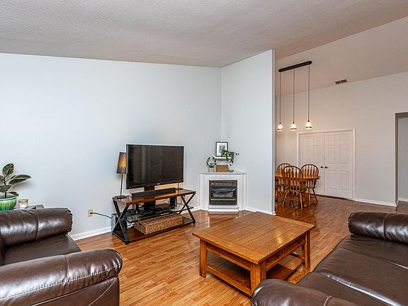 4th image of 465 Amberley Dr