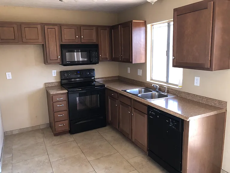 3639 S Atlin Ave — Photo 8