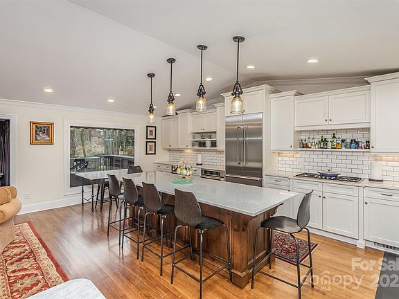 2nd image of 810 Bridgewood Dr