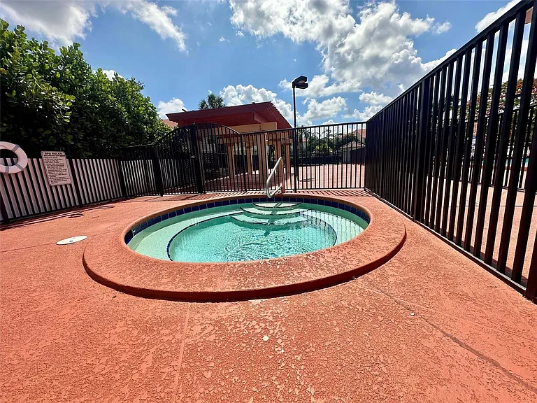5701 Riverside Dr #205B6 — Photo 24