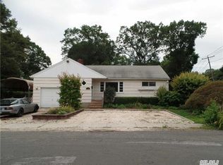 2 Reeves Ave, Farmingdale, NY 11735