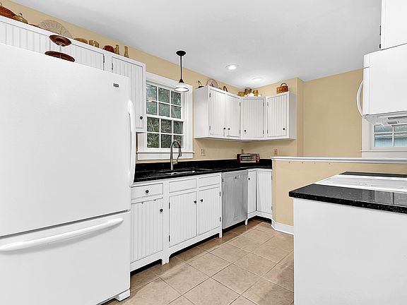 5th image of 224 E College St APT D