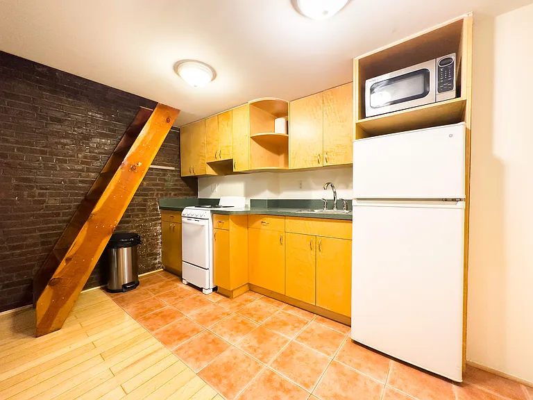 251 W 15th St #16 — Photo 2