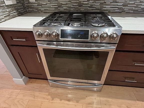 4th image of 850 Howard Ave APT 5B