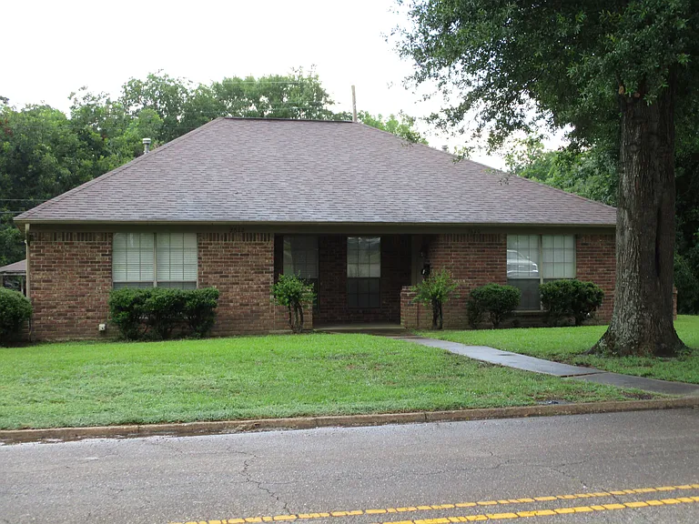 2620 County Ave — Photo 1