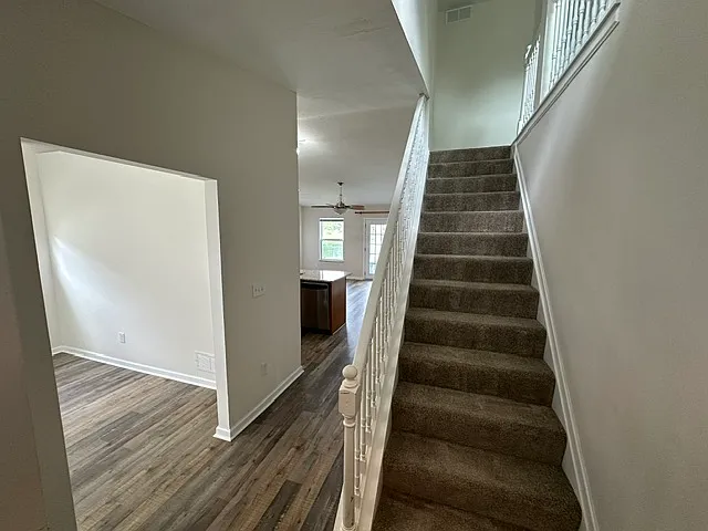 3 bed, 2.5 bath, 1673 sqft, $2,550 — Photo 4