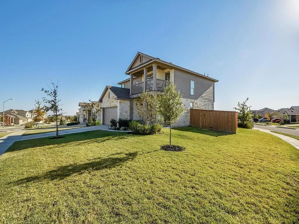 3 bed, 2.5 bath, 2010 sqft, $2,295 — Photo 3