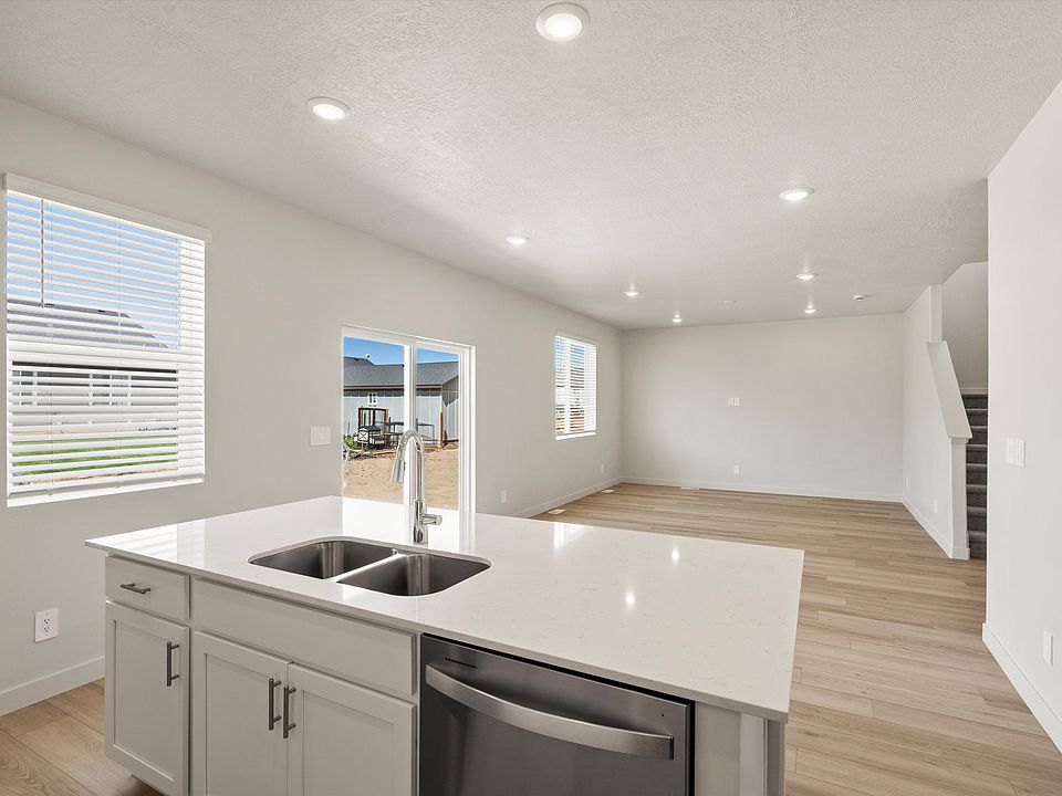 SLC_Aspen_ 4251_Kitchen-Living-Area_A_943-N-200-East-Santaquin-UT.jpg