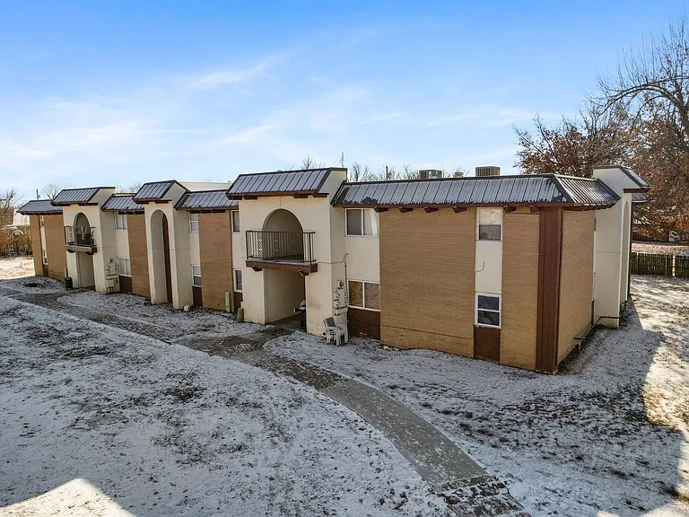 Crossroads Villa Apartments — Photo 64