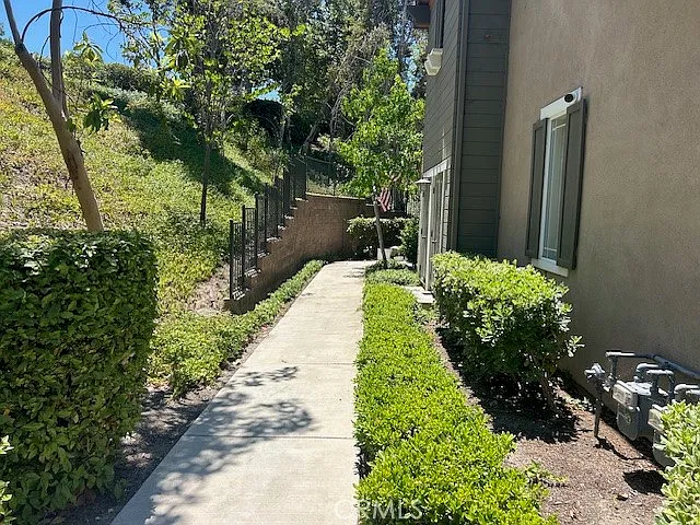 3 bed, 2.5 bath, 1448 sqft, $4,195 — Photo 3