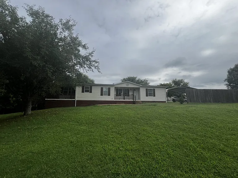 1098 Victory Ln — Photo 1