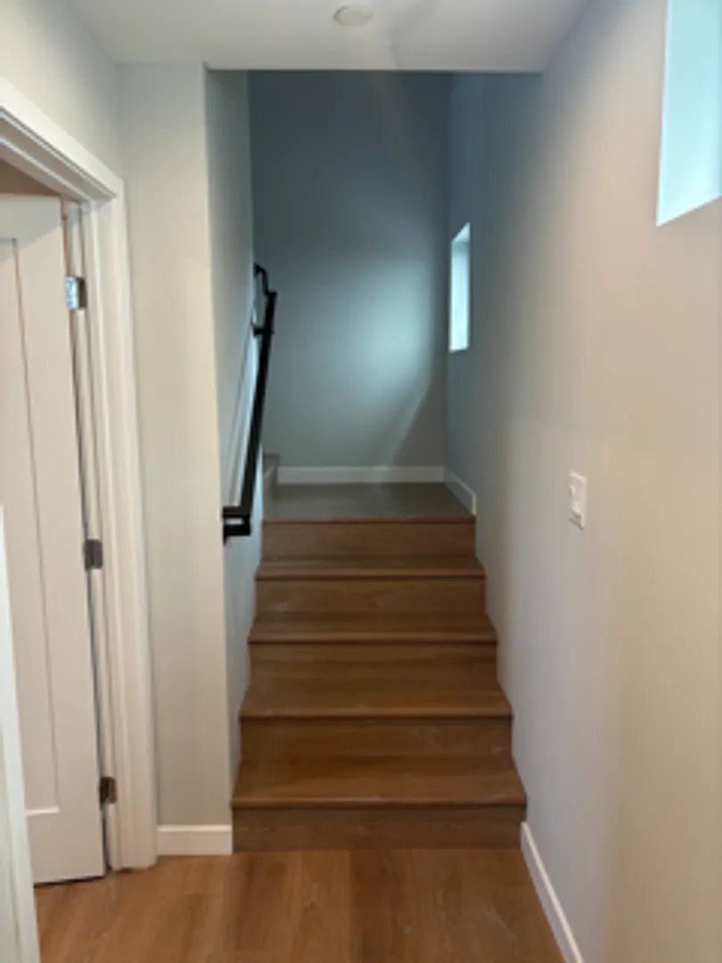 Updated 3 story townhouse apartment — Photo 3