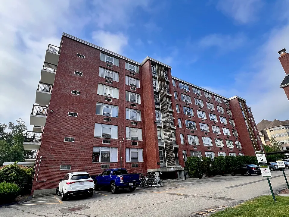 20 Hammond Pond Pkwy #607