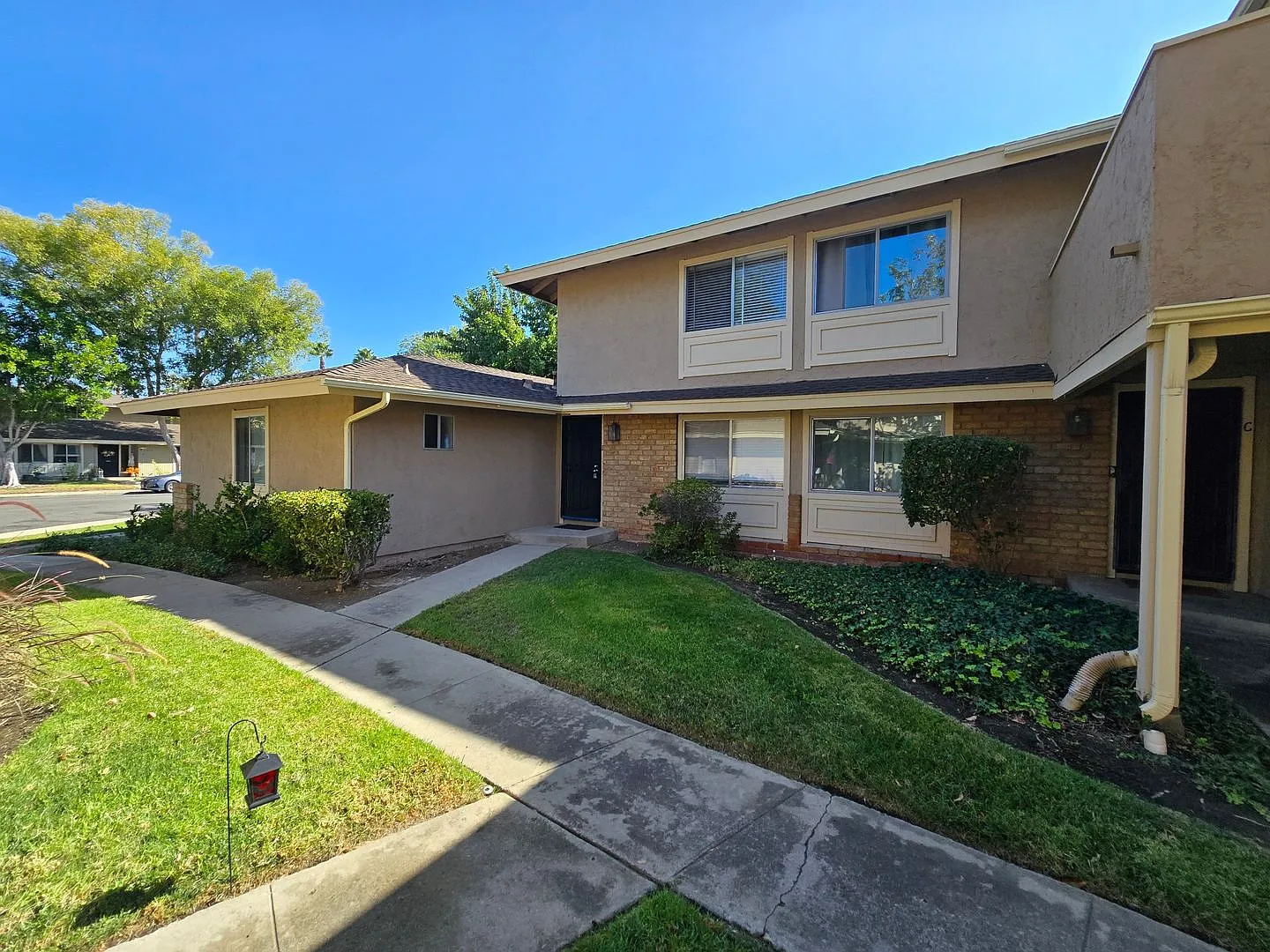 Spacious townhome in a well-maintained El Cajon complex — Photo 1