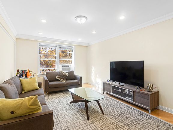 3rd image of 6361 Yellowstone Blvd APT 3P