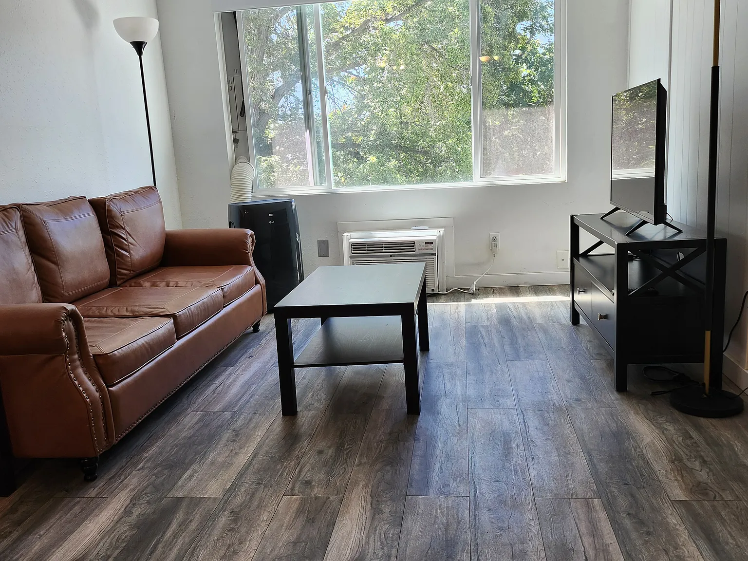 2 bed, 700 sqft, $1,200 — Photo 2