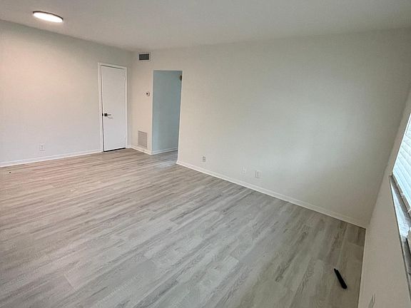 5th image of 1821 NE 62nd St APT 322