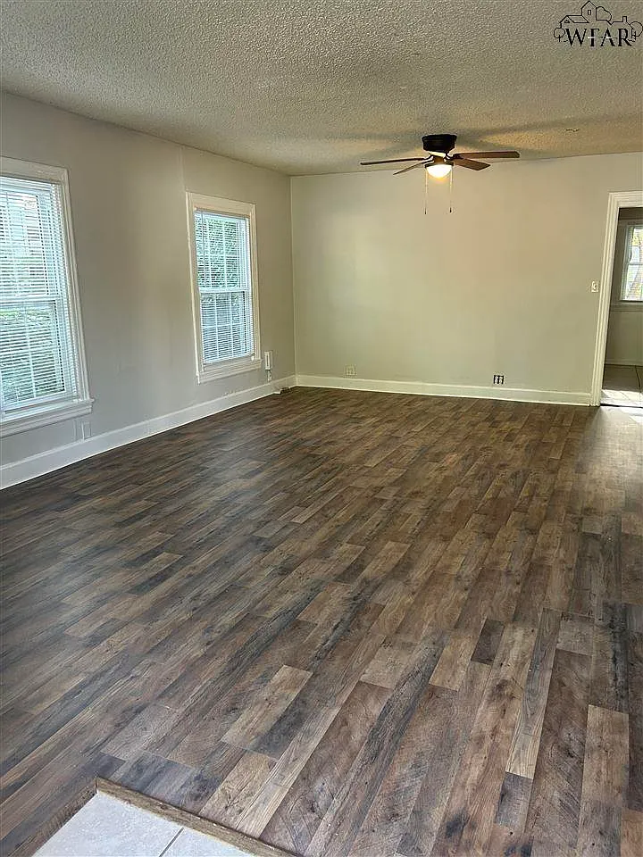3 bed, 1.0 bath, 1260 sqft, $1,125 — Photo 2