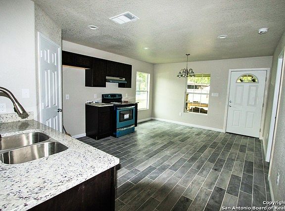 4th image of 1203 W Hutchins Pl