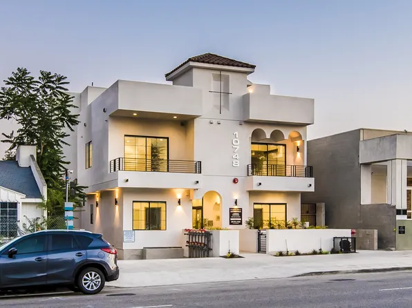 Come home to these Modern Townhouse in Toluca Lake!