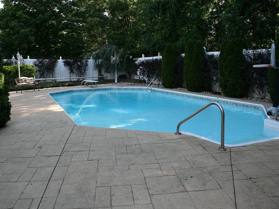 2nd image of 216 Oak Forest Ct