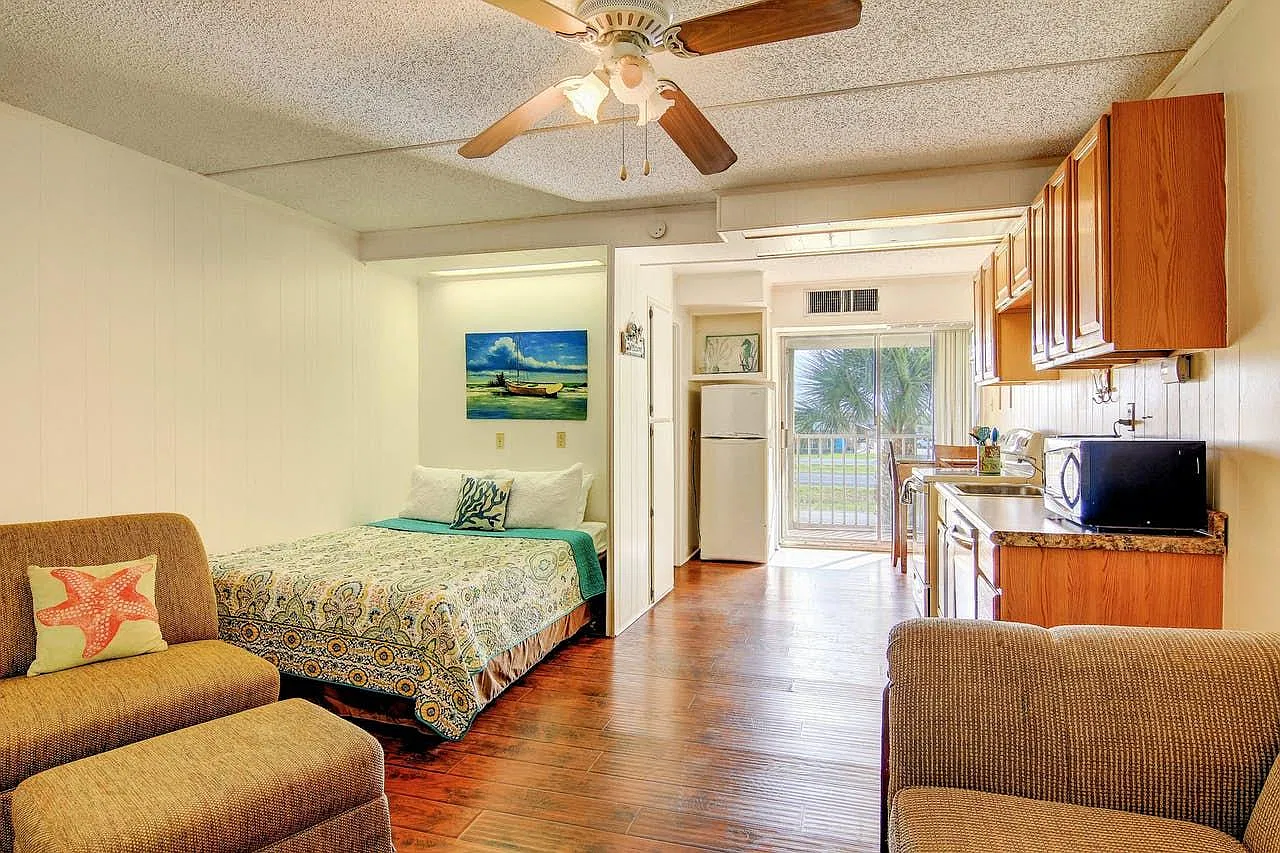 Studio, 388 sqft, $950 — Photo 1