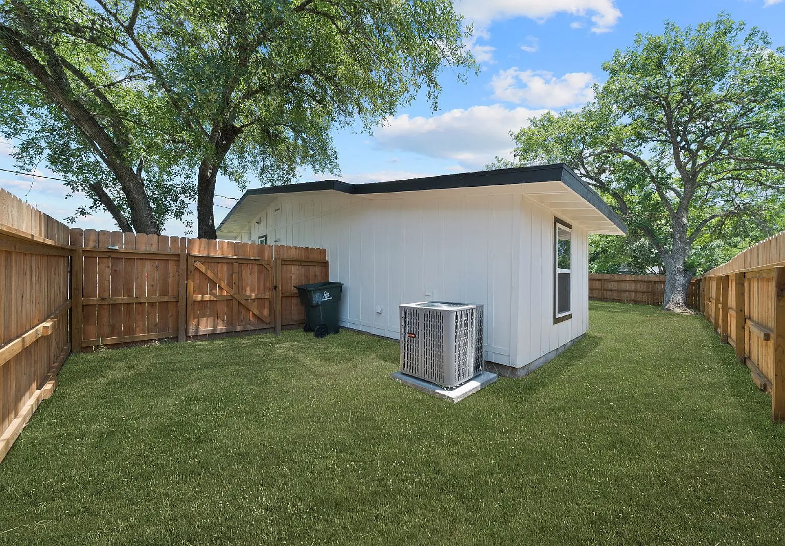 3 bed, 2.0 bath, 1460 sqft, $1,595 — Photo 2