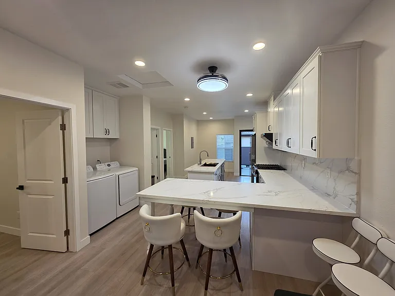 552 W Howard St — Photo 19