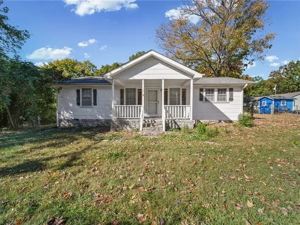 704 Coolidge St, Yadkinville, NC 27055