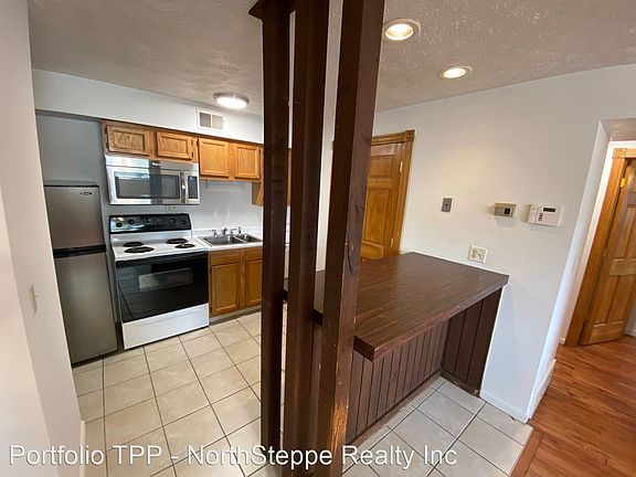2nd image of 1677 Summit St #1677-1B