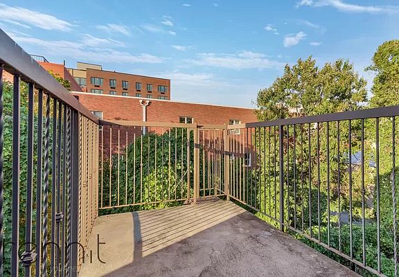 3rd image of 111 Vernon Ave APT 2