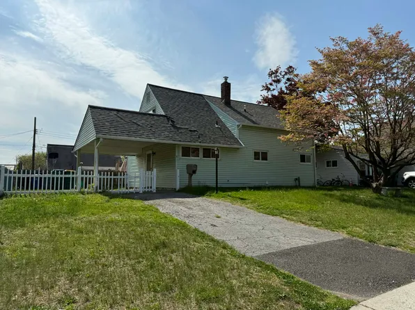 5 Nickelhill Ln, Levittown, PA 19054